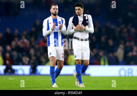 Brighton & Hove Albion's Davy Propper (à gauche) et Leon Balogun salue les fans à la fin de la Premier League match au stade AMEX, Brighton. Banque D'Images