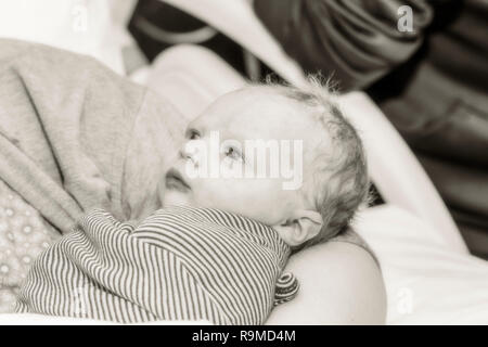 Un Garcon Regarde Son Pere Alors Que Sa Mere Leurs Promenades En Tenant Une Boite De Marchandises Luang Prabang Laos Photo Stock Alamy