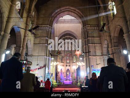 Allahabad, Uttar Pradesh, Inde. Dec 25, 2018. Dévot Allahabad : prendre part à la prière de masse au cours de la célébration du Festival de Noël à tous les Saint église cathédrale à Allahabad sur 25-12-2018. Credit : Prabhat Kumar Verma/ZUMA/Alamy Fil Live News Banque D'Images