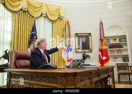 Le Président des Etats-Unis, Donald J. Trump fait un appel vidéo pour les membres en service de l'Armée, Marine Corps, la marine, la Force aérienne et de la garde côtière en poste dans le monde entier, dans le bureau ovale à la Maison Blanche à Washington, DC, États-Unis, le 25 décembre 2018. Credit : Zach Gibson/piscine par CNP /MediaPunch Banque D'Images