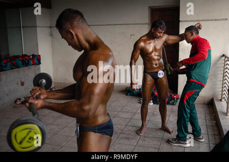 Dhaka, Bangladesh. 25 Dec 2018. Les culturistes s'apprête à entrer dans un corps local des capacités de concurrence. Les culturistes et se préparer pour l'athlétisme local M. Bangladesh la concurrence. Credit : SOPA/Alamy Images Limited Live News Banque D'Images