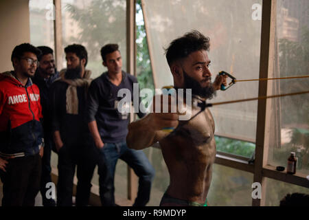 Dhaka, Bangladesh. 25 Dec 2018. Body builder s'apprête à entrer dans la compétition de bâtiment de corps. Les culturistes et se préparer pour l'athlétisme local M. Bangladesh la concurrence. Credit : SOPA/Alamy Images Limited Live News Banque D'Images