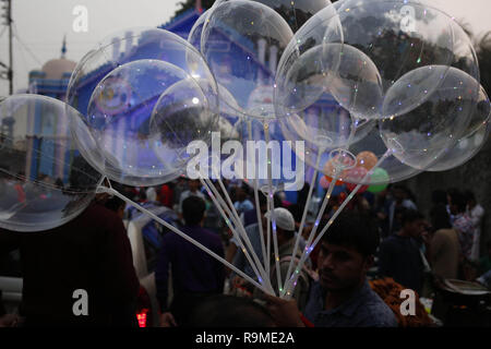 Dhaka, Bangladesh. Dec 25, 2018. Un homme vend des ballons de lumière allumée en face de l'église Saint Rosaire à Noël après-midi près de Tejgaon. Credit : MD Mehedi Hasan/ZUMA/Alamy Fil Live News Banque D'Images