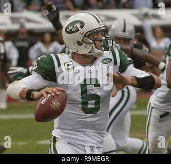 Oakland, Californie, USA. 25 Septembre, 2011. New York Jets quarterback Mark Sanchez (6), le dimanche 25 septembre 2011, à Oakland-Alameda County Coliseum à Oakland, Californie. Les raiders défait les Jets 34-24. Crédit : Al Golub/ZUMA/Alamy Fil Live News Banque D'Images