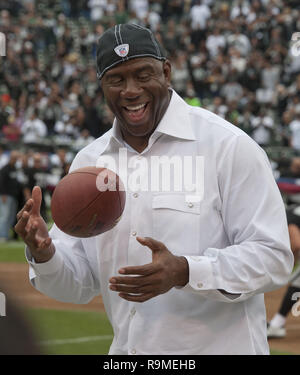 Oakland, Californie, USA. 25 Septembre, 2011. Magic Johnson sur marge d'enracinement de Raiders on Dimanche, Septembre 25, 2011, au Oakland-Alameda County Coliseum, Oakland, Californie. Les raiders défait les Jets 34-24. Crédit : Al Golub/ZUMA/Alamy Fil Live News Banque D'Images