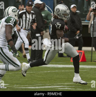 Oakland, Californie, USA. 25 Septembre, 2011. Oakland Raiders wide receiver Denarius Moore (17) s'éloigne de New York Jets Antonio Cromartie évoluait (31) pour faire le toucher des roues, le dimanche 25 septembre 2011, à Oakland-Alameda County Coliseum à Oakland, Californie. Les raiders défait les Jets 34-24. Crédit : Al Golub/ZUMA/Alamy Fil Live News Banque D'Images