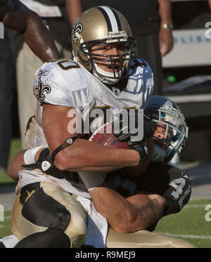 Oakland, Californie, USA. Août 28, 2011. Oakland Raiders coffre Jerome Boyd (40) abat New Orleans Saints tight end Jimmy Graham (80) le jeudi, Août 28, 2011, au Oakland-Alameda County Coliseum, Oakland, Californie. Les Saints défait les Raiders dans un match pré-saison 40-20. Crédit : Al Golub/ZUMA/Alamy Fil Live News Banque D'Images