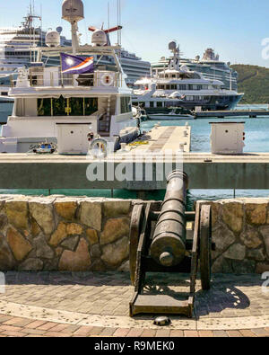 St Thomas, îles Vierges britanniques. 13 Jan, 2009. Un vieux cannon Yacht Haven Marina Grande décore dans la ville historique de Charlotte Amalie Harbour à St Thomas, USVI. St Thomas est l'un des ports les plus achalandés d'escale des navires de croisière dans les Caraïbes. Credit : Arnold Drapkin/ZUMA/Alamy Fil Live News Banque D'Images