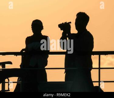 Fort Lauderdale, Floride, USA. 10 janvier, 2009. Silhouetté par le soleil du soir d'un navire de croisière le departrure photographies de passagers que le navire quitte le Port Everglades, troisième port de croisière le plus actif dans le monde entier, et la passerelle pour les vacances de croisière et du commerce international en Floride du Sud. Credit : Arnold Drapkin/ZUMA/Alamy Fil Live News Banque D'Images