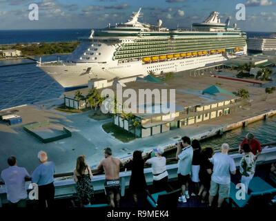 Fort Lauderdale, Floride, USA. 10 janvier, 2009. Les passagers des bateaux de croisière les garde-corps de ligne comme leur navire quitte Port Everglades, troisième port de croisière le plus actif dans le monde entier, et la passerelle pour les vacances de croisière et du commerce international en Floride du Sud. Credit : Arnold Drapkin/ZUMA/Alamy Fil Live News Banque D'Images