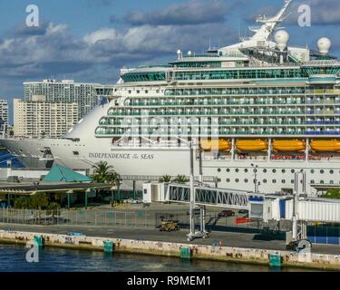 Fort Lauderdale, Floride, USA. 10 janvier, 2009. Les navires de croisière amarré à Port Everglades, troisième port de croisière le plus actif dans le monde entier, et la passerelle pour les vacances de croisière et du commerce international en Floride du Sud. Credit : Arnold Drapkin/ZUMA/Alamy Fil Live News Banque D'Images