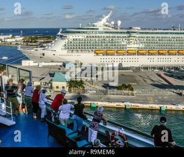 Fort Lauderdale, Floride, USA. 10 janvier, 2009. Les passagers des bateaux de croisière les garde-corps de ligne comme leur navire quitte Port Everglades, troisième port de croisière le plus actif dans le monde entier, et la passerelle pour les vacances de croisière et du commerce international en Floride du Sud. Credit : Arnold Drapkin/ZUMA/Alamy Fil Live News Banque D'Images