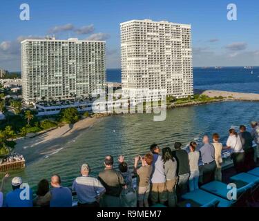 Fort Lauderdale, Floride, USA. 10 janvier, 2009. Les passagers des bateaux de croisière les garde-corps ligne affichage hi-rise copropriété que leur navire quitte Port Everglades, troisième port de croisière le plus actif dans le monde entier, et la passerelle pour les vacances de croisière et du commerce international en Floride du Sud. Credit : Arnold Drapkin/ZUMA/Alamy Fil Live News Banque D'Images