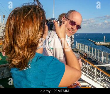 Fort Lauderdale, Floride, USA. 10 janvier, 2009. Photographies de passagers d'un navire de croisière un ami que leur navire quitte Port Everglades, troisième port de croisière le plus actif dans le monde entier, et la passerelle pour les vacances de croisière et du commerce international en Floride du Sud. Credit : Arnold Drapkin/ZUMA/Alamy Fil Live News Banque D'Images