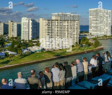 Fort Lauderdale, Floride, USA. 10 janvier, 2009. Les passagers des bateaux de croisière les garde-corps ligne affichage hi-rise copropriété que leur navire quitte Port Everglades, troisième port de croisière le plus actif dans le monde entier, et la passerelle pour les vacances de croisière et du commerce international en Floride du Sud. Credit : Arnold Drapkin/ZUMA/Alamy Fil Live News Banque D'Images