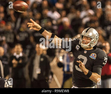 Oakland, Californie, USA. 6 déc, 2012. Oakland Raiders quart-arrière Carson Palmer (3) jeudi à O.co Coliseum à Oakland, CA. Les Broncos défait les Raiders 26-13. Crédit : Al Golub/ZUMA/Alamy Fil Live News Banque D'Images