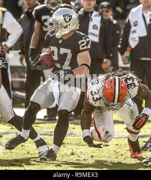 Oakland, Californie, USA. 2 Décembre, 2012. Oakland Raiders free safety Matt Giordano (27) get loose ball le dimanche à O.co Coliseum à Oakland, CA. Le Browns défait les Raiders 20-17. Crédit : Al Golub/ZUMA/Alamy Fil Live News Banque D'Images