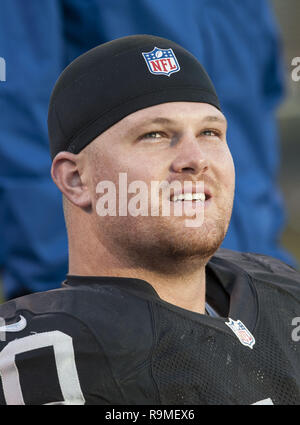 Oakland, Californie, USA. 2 Décembre, 2012. Oakland Raiders guard Tony Bergstrom (70) le dimanche à O.co Coliseum à Oakland, CA. Le Browns défait les Raiders 20-17. Crédit : Al Golub/ZUMA/Alamy Fil Live News Banque D'Images