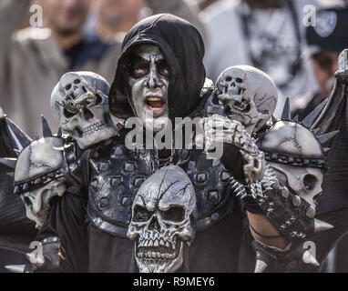 Oakland, Californie, USA. Sep 10, 2012. Raider fan cheers avec son groupe de crânes le lundi, 10 septembre 2012, à Oakland en Californie. Défait les chargeurs Communication Canada 24-11 Raiders. Crédit : Al Golub/ZUMA/Alamy Fil Live News Banque D'Images