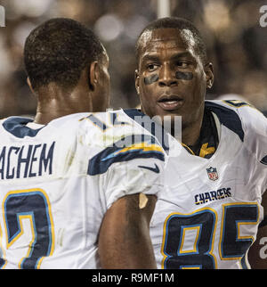 Oakland, Californie, USA. Sep 10, 2012. San Diego Chargers tight end Antonio Gates (85) parle de receveur Robert Meachem (12) sur l'écart le lundi, 10 septembre 2012, à Oakland en Californie. Défait les chargeurs Communication Canada 24-11 Raiders. Crédit : Al Golub/ZUMA/Alamy Fil Live News Banque D'Images