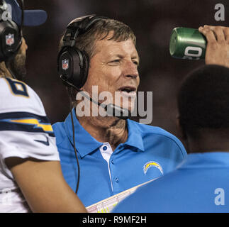 Oakland, Californie, USA. Sep 10, 2012. L'entraîneur-chef chargeurs Norv Tuner de lundi, 10 septembre 2012, à Oakland en Californie. Défait les chargeurs Communication Canada 24-11 Raiders. Crédit : Al Golub/ZUMA/Alamy Fil Live News Banque D'Images