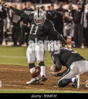 Oakland, Californie, USA. Sep 10, 2012. Avec Oakland Raiders punter Shane Lechler (9) maintenant kicker Sebastian Janikowski (11) fait partie objectif le lundi, 10 septembre 2012, à Oakland en Californie. Défait les chargeurs Communication Canada 24-11 Raiders. Crédit : Al Golub/ZUMA/Alamy Fil Live News Banque D'Images