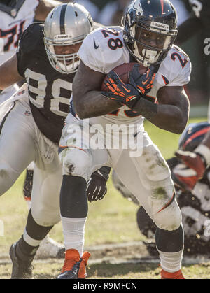 Oakland, Californie, USA. Dec 29, 2013. Denver Broncos en marche arrière montée bille (28) trouve le trou dans la défense raider le Dimanche, Décembre 29, 2013, dans la région de Oakland, Californie. Les Broncos défait les Raiders 34-14. Crédit : Al Golub/ZUMA/Alamy Fil Live News Banque D'Images