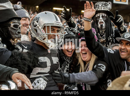 Oakland, Californie, USA. Le 15 décembre, 2013. Oakland Raiders running back Rashad Jennings (27) célèbre avec les fans de toucher des roues le Dimanche, Décembre 15, 2013, dans la région de Oakland, Californie. Les chefs défait les Raiders 56-31. Crédit : Al Golub/ZUMA/Alamy Fil Live News Banque D'Images