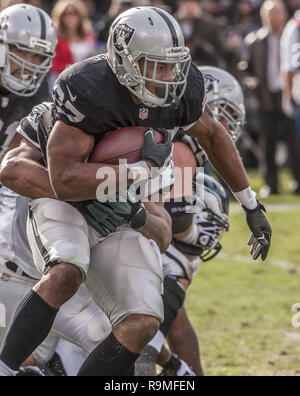 Oakland, Californie, USA. 29Th sep 2013. Oakland Raiders running back Rashad Jennings (27) accrocher à ball le dimanche, Novembre 03, 2013, dans la région de Oakland, Californie. L'Eagles défait les Raiders 49-20. Crédit : Al Golub/ZUMA/Alamy Fil Live News Banque D'Images