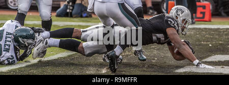 Oakland, Californie, USA. 29Th sep 2013. Oakland Raiders running back Rashad Jennings (27) plonge pour toucher des roues le dimanche, Novembre 03, 2013, dans la région de Oakland, Californie. L'Eagles défait les Raiders 49-20. Crédit : Al Golub/ZUMA/Alamy Fil Live News Banque D'Images