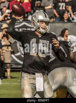 Oakland, Californie, USA. 29 août, 2013. Oakland Raiders Quarterback Matt Flynn (15) passe ball le Dimanche, Septembre 29, 2013, dans la région de Oakland, Californie. Les Redskins défait les Raiders 24-14. Crédit : Al Golub/ZUMA/Alamy Fil Live News Banque D'Images