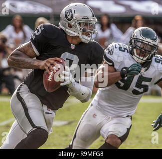 Oakland, Californie, USA. 29Th sep 2013. Oakland Raiders quarterback Terrelle Pryor (2) s'exécute en poche le dimanche, Novembre 03, 2013, dans la région de Oakland, Californie. L'Eagles défait les Raiders 49-20. Crédit : Al Golub/ZUMA/Alamy Fil Live News Banque D'Images