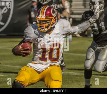 Oakland, Californie, USA. 29 août, 2013. Redskins de Washington quarterback Robert Griffin III (10) avec la balle le Dimanche, Septembre 29, 2013, dans la région de Oakland, Californie. Les Redskins défait les Raiders 24-14. Crédit : Al Golub/ZUMA/Alamy Fil Live News Banque D'Images