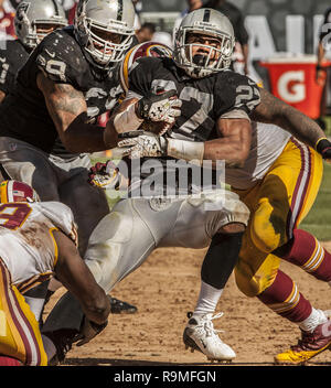 Oakland, Californie, USA. 29 août, 2013. Oakland Raiders running back Rashad Jennings (27) ligne de creux se précipite le Dimanche, Septembre 29, 2013, dans la région de Oakland, Californie. Les Redskins défait les Raiders 24-14. Crédit : Al Golub/ZUMA/Alamy Fil Live News Banque D'Images