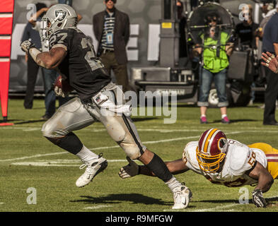 Oakland, Californie, USA. 29 août, 2013. Oakland Raiders running back Rashad Jennings (27) extrait du defender le Dimanche, Septembre 29, 2013, dans la région de Oakland, Californie. Les Redskins défait les Raiders 24-14. Crédit : Al Golub/ZUMA/Alamy Fil Live News Banque D'Images