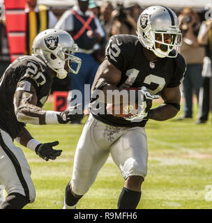 Oakland, Californie, USA. 29 août, 2013. Oakland Raiders receveur Jacoby Ford (12) s'exécute en arrière punt le Dimanche, Septembre 29, 2013, dans la région de Oakland, Californie. Les Redskins défait les Raiders 24-14. Crédit : Al Golub/ZUMA/Alamy Fil Live News Banque D'Images