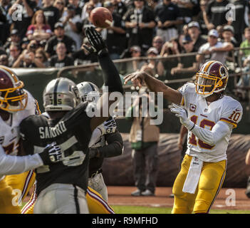 Oakland, Californie, USA. 29 août, 2013. Redskins de Washington quarterback Robert Griffin III (10) passe ball le Dimanche, Septembre 29, 2013, dans la région de Oakland, Californie. Les Redskins défait les Raiders 24-14. Crédit : Al Golub/ZUMA/Alamy Fil Live News Banque D'Images