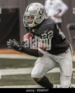 Oakland, Californie, USA. 27 Oct, 2013. Oakland Raiders arrière défensif Taiwan Jones (22) prendre kickoff ball le dimanche, Octobre 27, 2013, dans la région de Oakland, Californie. Les raiders défait les Steelers 21-18. Crédit : Al Golub/ZUMA/Alamy Fil Live News Banque D'Images