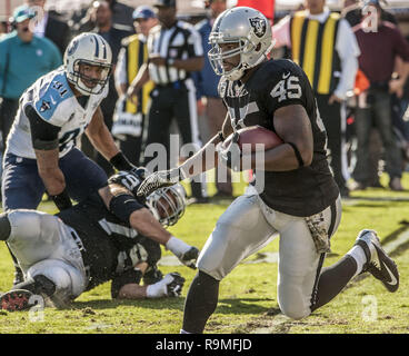 Oakland, Californie, USA. 24 nov., 2013. Oakland Raiders fullback Marcel Reece (45) chantiers supplémentaires rend le dimanche, Novembre 24, 2013, dans la région de Oakland, Californie. Les Titans vaincu les Raiders 23-19. Crédit : Al Golub/ZUMA/Alamy Fil Live News Banque D'Images