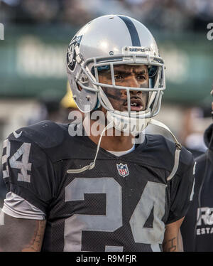 Oakland, Californie, USA. 24 nov., 2013. Oakland Raiders gratuit à la Charles Woodson (24) le dimanche, Novembre 24, 2013, dans la région de Oakland, Californie. Les Titans vaincu les Raiders 23-19. Crédit : Al Golub/ZUMA/Alamy Fil Live News Banque D'Images