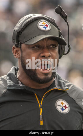 Oakland, Californie, USA. 27 Oct, 2013. L'entraîneur-chef des Steelers Mike Tomlin le dimanche, Octobre 27, 2013, dans la région de Oakland, Californie. Les raiders défait les Steelers 21-18. Crédit : Al Golub/ZUMA/Alamy Fil Live News Banque D'Images