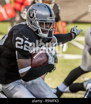 Oakland, Californie, USA. 24 nov., 2013. Oakland Raiders arrière défensif Taiwan Jones (22) fait revenir le dimanche, Novembre 24, 2013, dans la région de Oakland, Californie. Les Titans vaincu les Raiders 23-19. Crédit : Al Golub/ZUMA/Alamy Fil Live News Banque D'Images