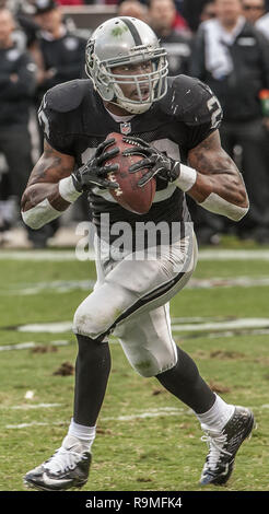 Oakland, Californie, USA. 27 Oct, 2013. Oakland Raiders running back Darren McFadden (20) fakes option pass puis exécute pour toucher des roues le dimanche, Octobre 27, 2013, dans la région de Oakland, Californie. Les raiders défait les Steelers 21-18. Crédit : Al Golub/ZUMA/Alamy Fil Live News Banque D'Images