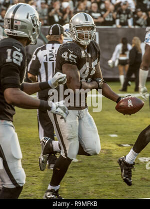 Oakland, Californie, USA. 24 nov., 2013. Oakland Raiders fullback Marcel Reece (45) continue à toucher des roues le dimanche, Novembre 24, 2013, dans la région de Oakland, Californie. Les Titans vaincu les Raiders 23-19. Crédit : Al Golub/ZUMA/Alamy Fil Live News Banque D'Images