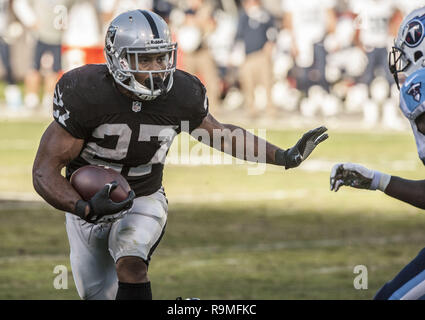 Oakland, Californie, USA. 24 nov., 2013. Oakland Raiders running back Rashad Jennings (27) le dimanche, Novembre 24, 2013, dans la région de Oakland, Californie. Les Titans vaincu les Raiders 23-19. Crédit : Al Golub/ZUMA/Alamy Fil Live News Banque D'Images