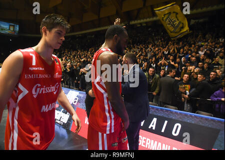 Foto Massimo Paolone/LaPresse 25 dicembre 2018 Bologna (BO) Italia sport basket Segafredo Virtus Bologne vs Grissin Bon Reggio Emilia - Campionato Italiano di panier Serie A - 2018/2019 PosteMobile Unipol Arena Nella foto : Leonardo Candi (Grissin Bon Reggio Emilia) e kelvin Rivières (Grissin Bon Reggio Emilia) salutano i tifosi della Segafredo Virtus Bologne une amende partita Photo Massimo Paolone/LaPresse 25 décembre 2018 Bologna (BO) Italy sport basket Segafredo Virtus Bologne vs Grissin Bon Reggio Emilia - Serie A ligue de basket-ball italien PosteMobile 2018/2019 - Unipol Arena dans le pic : L Banque D'Images