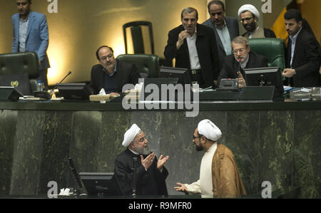 Téhéran, Iran. Dec 25, 2018. Le Président iranien Hassan Rohani (L, avant) fait valoir avec un législateur iranien au cours d'une session au parlement à Téhéran, Iran, le 25 décembre, 2018. Rouhani a déclaré mardi que les États-Unis "sanction" d'oppression pressions contre l'Iran ne permettra pas d'atteindre leurs fins. Credit : Ahmad Halabisaz/Xinhua/Alamy Live News Banque D'Images