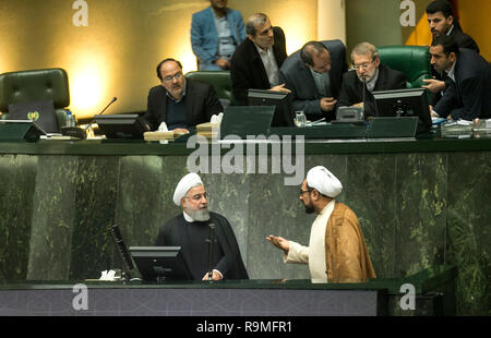 Téhéran, Iran. Dec 25, 2018. Le Président iranien Hassan Rohani (L, avant) fait valoir avec un législateur iranien au cours d'une session au parlement à Téhéran, Iran, le 25 décembre, 2018. Rouhani a déclaré mardi que les États-Unis "sanction" d'oppression pressions contre l'Iran ne permettra pas d'atteindre leurs fins. Credit : Ahmad Halabisaz/Xinhua/Alamy Live News Banque D'Images