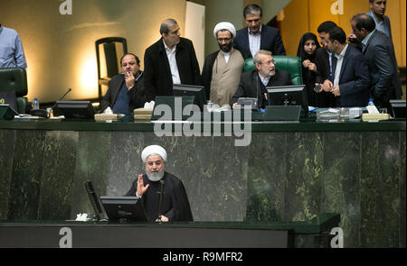 Téhéran, Iran. Dec 25, 2018. Le Président iranien Hassan Rohani (avant) parle au cours d'une session au parlement à Téhéran, Iran, le 25 décembre, 2018. Rouhani a déclaré mardi que les États-Unis "sanction" d'oppression pressions contre l'Iran ne permettra pas d'atteindre leurs fins. Credit : Ahmad Halabisaz/Xinhua/Alamy Live News Banque D'Images