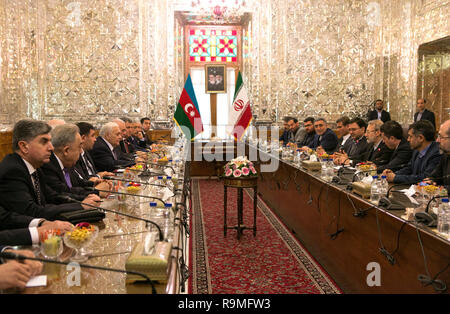 Téhéran, Iran. Dec 25, 2018. Le Président du Parlement iranien Ali Larijani (4e R) rencontre avec le président de l'Assemblée nationale de l'Azerbaïdjan Ogtay Asadov (4L) à Téhéran, capitale de l'Iran, au 25 décembre 2018. Credit : Ahmad Halabisaz/Xinhua/Alamy Live News Banque D'Images